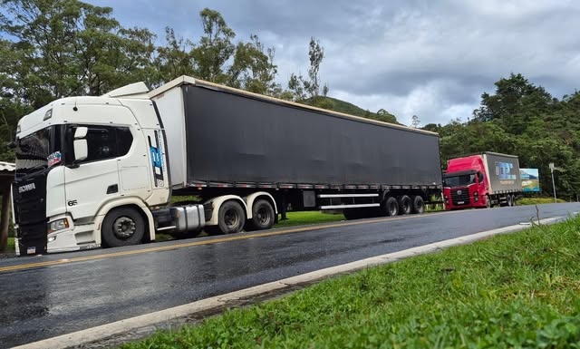 Caminhões da D2C na estrada, em foto publicada pela transportadora